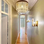 Historical Center, Large 2 Bedroom Apartment, Bright & Stylish شقة