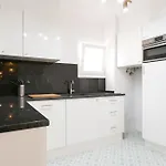 Lejlighed Historical Center, Large 2 Bedroom Apartment, Bright & Stylish