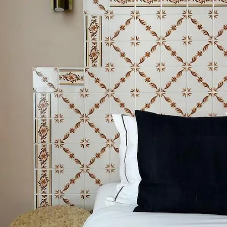 Historical Center, Large 2 Bedroom Apartment, Bright & Stylish リスボン