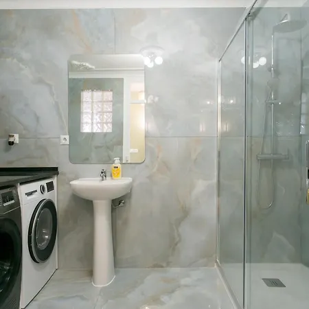 Historical Center, Large 2 Bedroom Apartment, Bright & Stylish 아파트 리스본