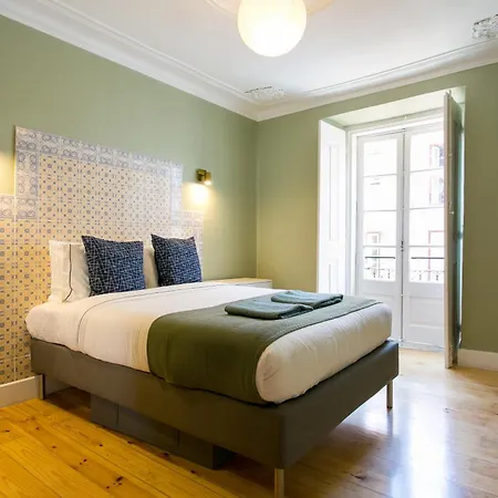 Historical Center, Large 2 Bedroom Apartment, Bright & Stylish * 리스본