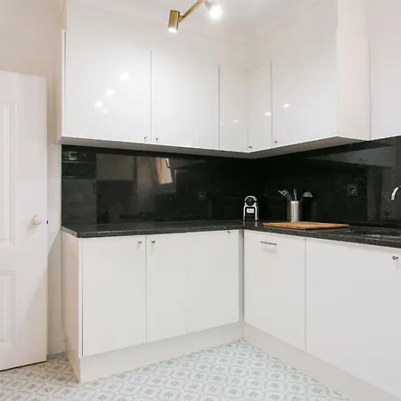 Historical Center, Large 2 Bedroom Apartment, Bright & Stylish Apartment Lisbon
