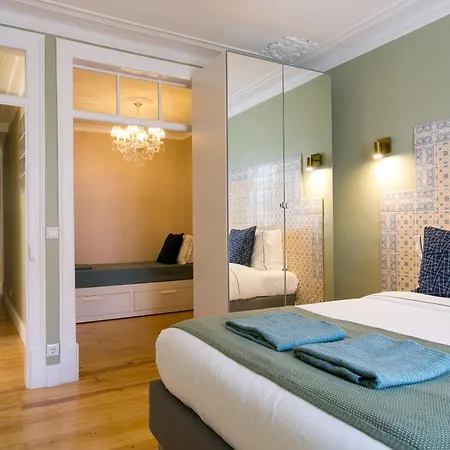 Historical Center, Large 2 Bedroom Apartment, Bright & Stylish Lizbona